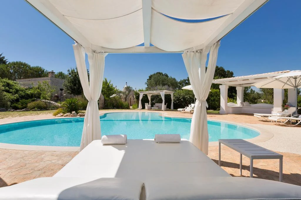 La piscina tra gli ulivi del Trullo dei Messapi